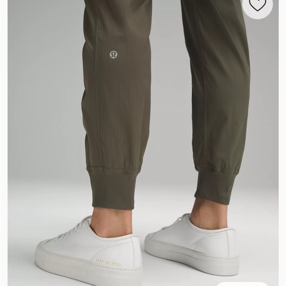 Lululemon Dance Studio Mid-Rise Jogger. Olive Green. Size 6 - Picture 4 of 10